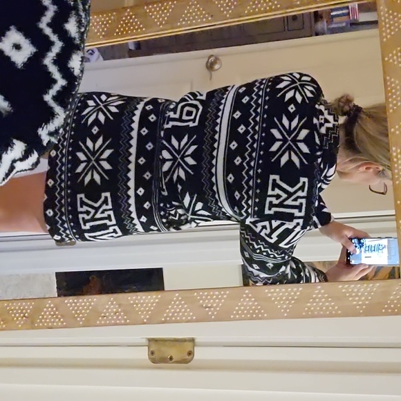 STUNNING VS PINK SNOWFLAKE CHRISTMAS ROBE - Picture 3 of 8